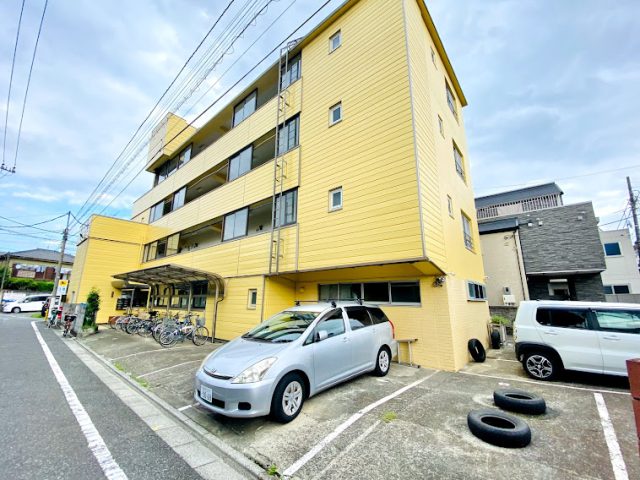 イエローカラーのマンション